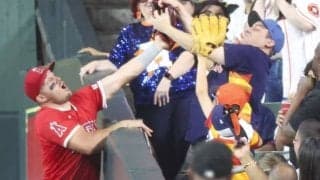 「なんて男だ」トラウトの“神対応” 捕球したボールもぎ取った敵ファンの息子へのサイン入りバット提供には賛否「許す必要ない」