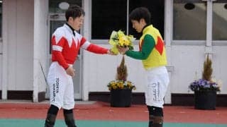 【岩手競馬】山本聡紀騎手が期間限定騎乗…兄・聡哉騎手から花束贈呈