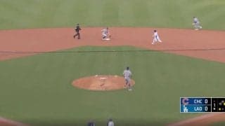 一体、どうすれば…？ 大谷翔平の“爆足”でまさかの展開「走るの？w」 相手バッテリーが警戒→余裕で盗塁を決める「速っ！」「左手大丈夫やん」