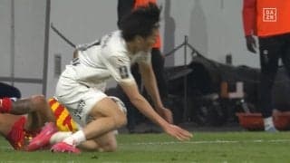 わざとだろ！中村敬斗、非道な極悪スライディングに転倒悶絶「完全に削りに行くようなタックル」「大丈夫か」全力で足元に突っ込む危険プレーにファン激怒