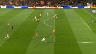 なんだこれは？伊東純也、GKを惑わせる“幻惑キック”がSNSで話題「狙った？」「すげーいいシュートみたいになった」