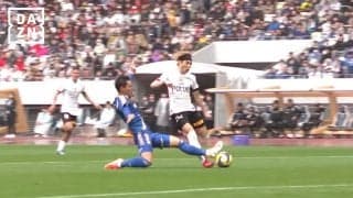 「エジルキックやん！」浦和MFの“謎回転ループシュート”が話題沸騰「どうやってんの？」「わざと浮かしてるのやばいな」圧巻のコントロールショットにファン騒然