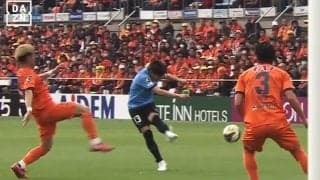 速すぎて見えない…日本代表期待DFの“20m弾丸バズーカ砲”に騒然！「ロベカルやん」「すごい弾道」川崎・三浦颯太が“衝撃の一撃”