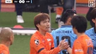 嘘だろ…？ 36歳元日本代表MFの“ノールック股抜きパス”にファン驚愕！「レベルが違う」「錆びつかないなあ」「なんやそれ…」乾貴士が川崎翻弄でPK誘発