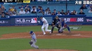何が起きた…？ 大谷翔平の打席で“謎のハプニング”「どうした」「ビックリした？」 相手投手が突然フラフラする… ファン騒然「珍プレー行き」