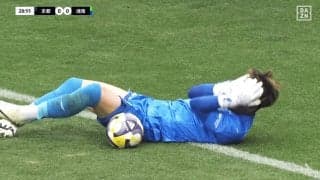 「退場だろ！」右足が顔面にクリーンヒット…「引くだろ普通…」「故意じゃなくても危険」京都FWと湘南GKの衝撃接触にスタジアム騒然