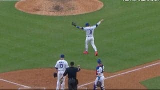 球場騒然！ ド軍の“お祭り男”キケ、客を煽りまくる「流石すぎるw」「愛されキャラ」 難しい打球をスーパーキャッチのファインプレー