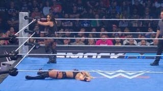 「ヒザが刺さった」“神童”女子レスラーが大ジャンプの空中技も“迎撃＆失敗”で悶絶の瞬間「これは痛い」