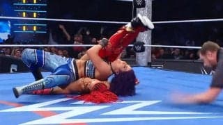 赤髪の脚長美女レスラー、受け身“封じられ”顔面がマットに… 衝撃フィニッシュで“大の字” しばし動けず