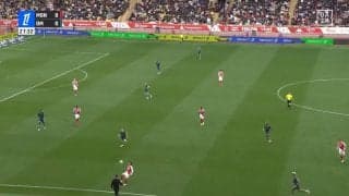 魔法かよ！南野拓実、背後からのボールを圧巻“ビタ止め”！「後ろからのトラップうまかったな」「やばすぎる」タッチライン際で浮き球をパーフェクトコントロールした瞬間