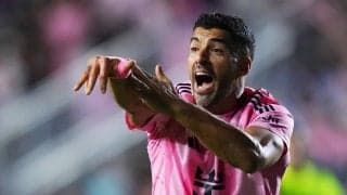 過去3度の噛み付きで問題起こしたスアレスは38歳でも治らず？ ただその相手はまさかのチームメイト…