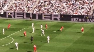 ズバッ！ 堂安律の“強烈グラウンダーパス”にスタジアム騒然「うますぎ」「流石だ」“黄金の左足”で決定機演出の瞬間