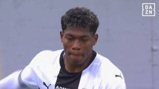 飛びすぎだろ！ 鈴木彩艶の“特大パントキック”にファン騒然「えぐいw」「相手は嫌だろうな」「凄いボール」攻撃の起点になった60mキックの瞬間