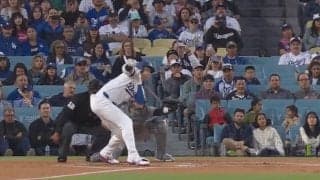 もうワケわからん！ 大谷翔平、“想定外のスイング” 解説者がドン引き… 外角低めの球を右手一本で引っ張る“変態打ち”