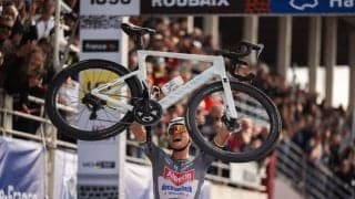 凄まじい死闘を制したのは大会3連覇のファンデルプール、ポガチャルは「ここでの勝利を目指す」【Cycle*2025 パリ～ルーベ：レビュー】