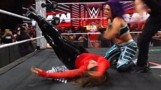 “透け感”つよっ…奇抜な私服姿の女子レスラー、頭からマットに突き刺さって“大の字”の惨劇