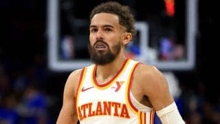 トレイ・ヤングがプレーインの大一番で退場処分…ボールを蹴り不満あらわ