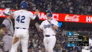 やったね！大谷翔平も“熱烈ハイタッチ”でお出迎え スミスの豪快3ランに本拠地大歓声「おおおお」「チートやろ」