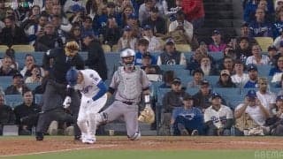 これは痛い…大谷翔平の打席でハプニング 強烈な自打球直撃で“苦痛の表情”を浮かべた瞬間