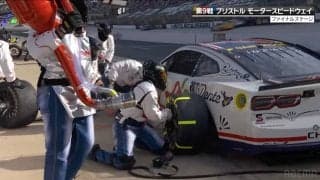 ウソだろ…ピット作業で突如ジャッキが落ちる戦慄の瞬間 解説者“何度も”絶叫「落ちた落ちた落ちた！」