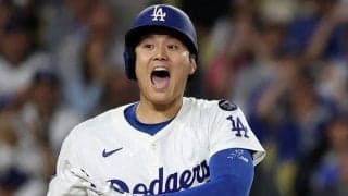 大谷翔平、HR直後に“アクシデント”　背中にファウル当たる…笑顔見せるもヒヤリ