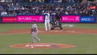 大谷翔平の特大ホームランで相手外野手も“確信フリーズ”…はるか上空を通過していく衝撃弾にスタジアムは大歓声