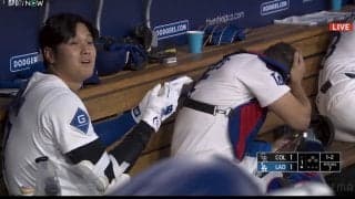 あぶない！ ベンチではしゃぐ大谷翔平にアクシデント発生…同僚は呆然も本人はなぜか“決めポーズ”の珍場面「ニコ谷さんw」