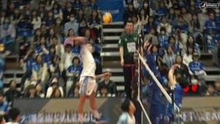 男子バレーで少年も“ドン引き”の超鋭角スパイクが炸裂！ カメラが捉えたボールボーイ“素”のリアクション