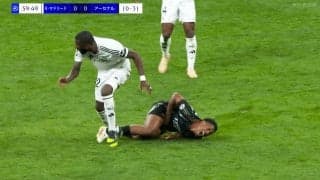 批判殺到！リュディガーの“突き飛ばし→お腹踏みつけ暴力”にファン激怒「酷すぎる」「わざとに見える…」「退場だろ」まさかのノーファウル判定も物議