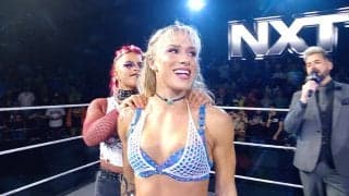 「ヤバ過ぎる」“元体操”美女レスラーの“低空一回転”必殺技が脳天直撃…異次元のアクロバティック技が炸裂した瞬間