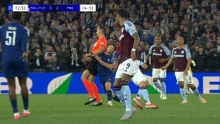 嘘だろ！主審が選手の顔面を肘打ちする珍事発生「イエローカード出るかも」強烈エルボー喰らいノックアウト→スタジアム大ブーイングの瞬間