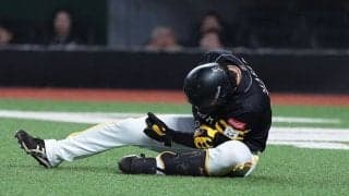 空振り直後に衝撃…「腕の向きがおかしい」　苦悶の鷹25歳にX心配「本当にキツい」
