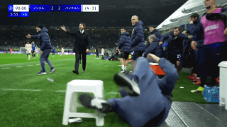 “ボールボーイ突き飛ばし”が物議！「暴行だ」「子供を押すなんて…」「少年が挑発した」「誰でも同じ反応をする」バイエルンDFに批判と同情