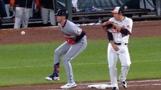 何が起きた！？ オリオールズ菅野智之、“想定外のハプニング”に巻き込まれる 「事故やん」「危っ！」 走者が倒れる… 至近距離から送球直撃