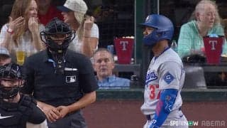 ふざけるな！テオスカー、疑惑のストライク判定に怒り露わ “枠外の”1球に不服→「怒りの外角流し打ち」で逆襲