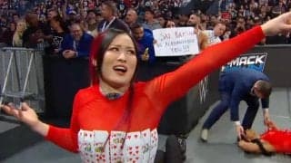日本人女子レスラー、大舞台で“屈辱的扱い”受けブチギレ…「またこの展開w」トップロープから怒りのダイブで大暴れ「顔芸するなw」