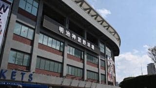 ヤクルト-巨人戦で球審にアクシデント　ファウル顔面直撃で苦悶…「笠原コール」も