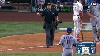 「Oh！」これは痛ッ…佐々木朗希の豪速球がアンパイア右足に直撃！毅然とした対応にも「つま先は痛い」「大丈夫？」とファン心配