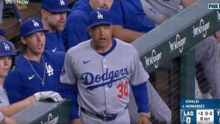 一体、何が起きた…！？ ド軍ベンチ、まさかの判定に“イライラ”「どうした」「なんで？」 “打者ピッチクロック違反”でテオスカーが無念すぎる三振「可哀想すぎ」