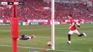 「小学生だとあるけど…」大学生Ｊリーガーの“衝撃キックミス失点”に騒然！「トラウマ級」「諏訪間は強くなろ」「スローインも厳しかった」横浜FMは最下位転落