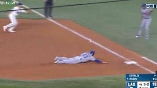 どうした…？ ドジャース走者に“まさかの珍光景”「謎すぎる」 相手投手が無人の一塁へ“牽制悪送球”→ボール直撃「痛そうw」「コンフォート走らんやろ」