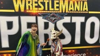日本人女子アナ、米プロレスの“超”巨人と遭遇 “高い高い”写真に衝撃 軽々持ち上げられ驚きの表情
