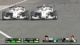 接触寸前！チームメートが“一触即発”→縁石乗り上げで危機一髪 「やんちゃだな」白熱バトルにファン沸騰