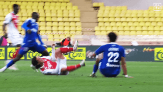 「けっこう削ってる…」南野拓実が“危険すぎる両足タックル”被害で大悶絶＆怒り！「かなり無謀」「怪我しかけた」解説者とファンが苦言を呈した瞬間