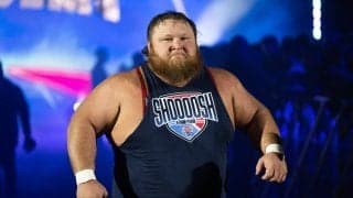 何が起こった？ “100キロ超”巨漢レスラーがアクロバティックな一回転で「失格」に唖然…まさかの自爆行為に会場失笑「もったいない」