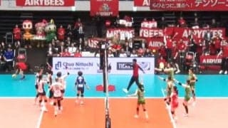 女子バレー、両軍騒然→歓喜の“涙” 激闘の末に劇的結末 審判審議後の判定にアリーナ熱狂