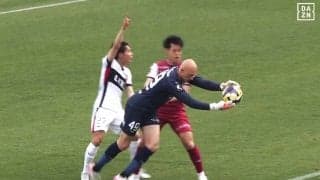 SNS騒然！「ギリアウトでは笑」岡山GKが疑惑の“曲芸ハンド回避”「絶対キャッチしたまま出ただろw」「上手いね」微妙すぎる一部始終にファン注目