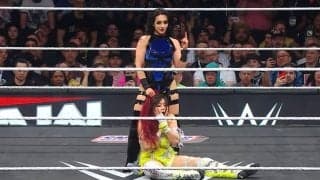 “美尻”際立つ必殺技が話題 「なんだこの技」ネット騒然 会場は「One more time」で大盛り上がり