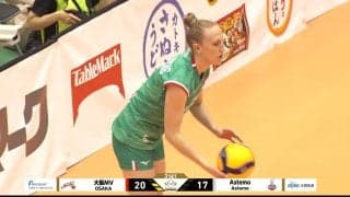 女子バレー、強烈サーブを“飛び跳ねながら”の180（ワンエイティ）レシーブ