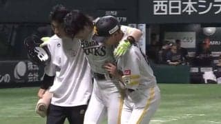 鷹に緊急事態　周東が右膝付近への死球に悶絶…歩けず交代、相次ぐ負傷者に場内騒然